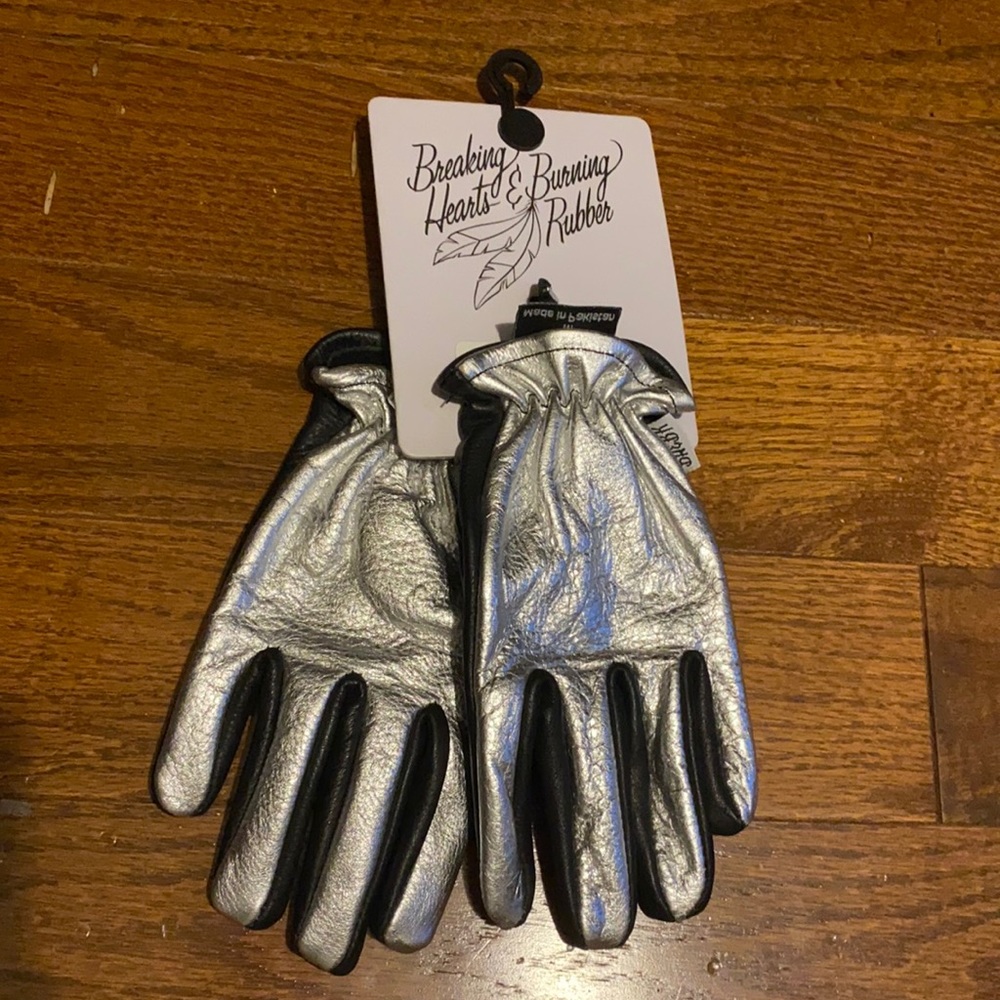 Breaking hearts and burning rubber size medium Wanda motorcycle gloves